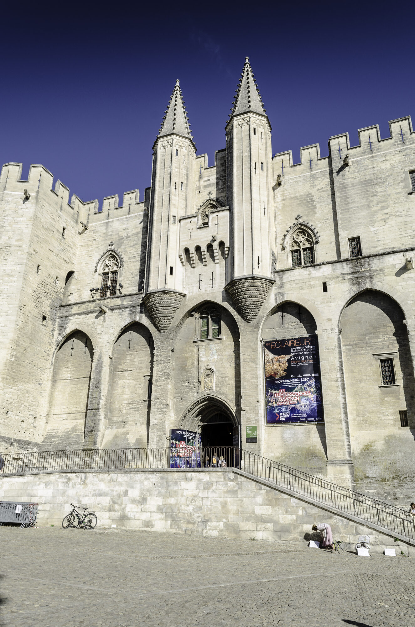 Papstpalast in Avignon bei Tag mit blauem Himmel