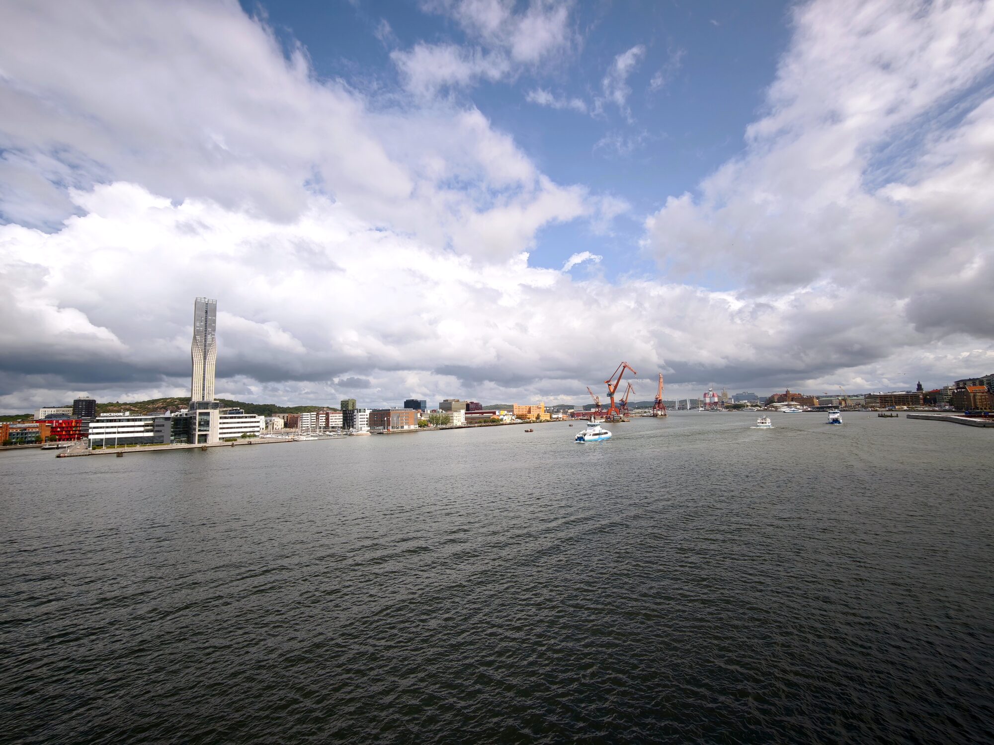 Hafen und Skyline von Göteborg mit Kränen vom Wasser aus